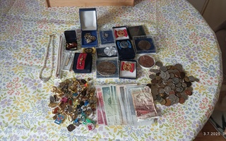Rahaa,mitaleita,hopeaa jne