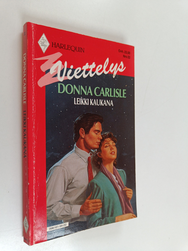 Donna Carlisle : Leikki kaukana