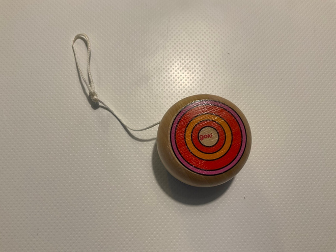 Puinen jojo , kirkkaat värit. Goki