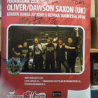 OLIVER DAWSON SAXON JULISTE KOKO BÄNDIN NIMMAREILLA - pikkukuva 1