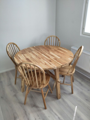 IKEA akaasiapuinen ruokapöytä ja 4 tuolia