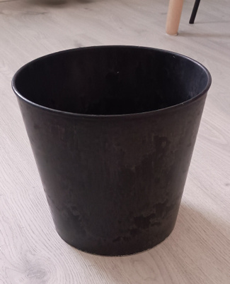 Musta iso "marmorikuvioitu" suojaruukku k: 23cm