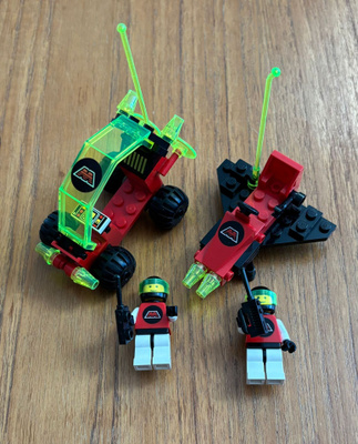 Lego 6833 Beacon Tracer ja 6811 Pulsar Charger