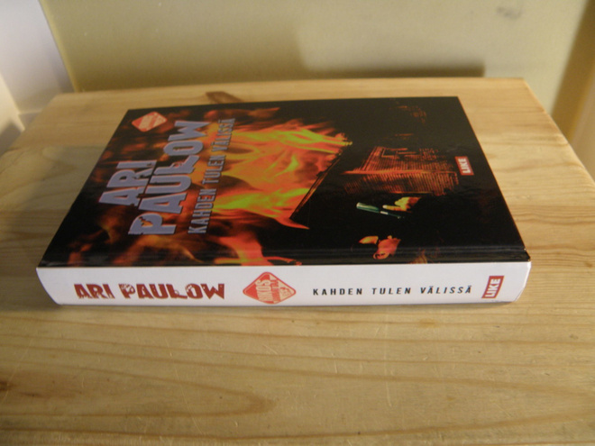 Ari Paulow Kahden tulen välissä (sidottu)
