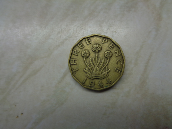 Englanti 3 pence 1944  - 12-kulmainen kolikko