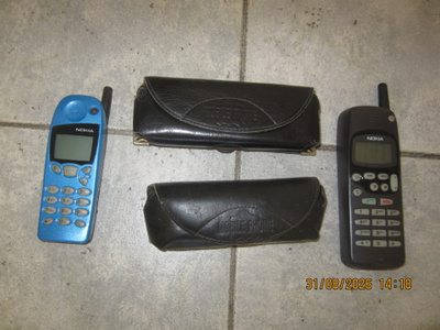 Nokia 5110 ja 1610 retropuhelimet vyölaukkuineen
