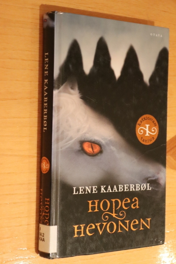 Lene Kaaberbol : Hopeahevonen ( 1.p. 1983 k.poisto )