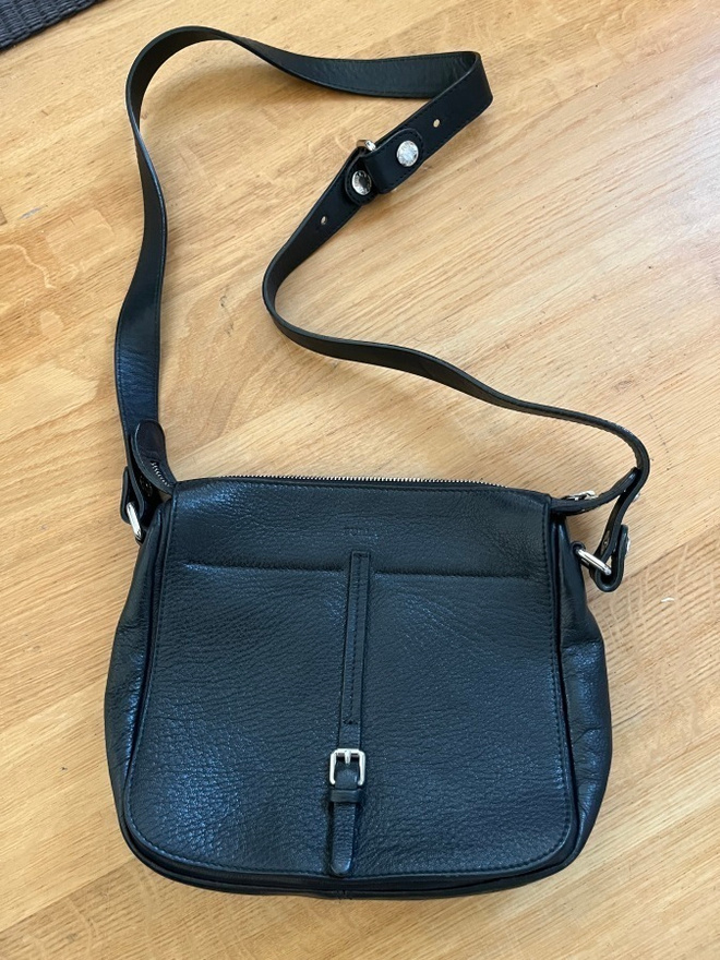 Furla crossbody musta nahkalaukku