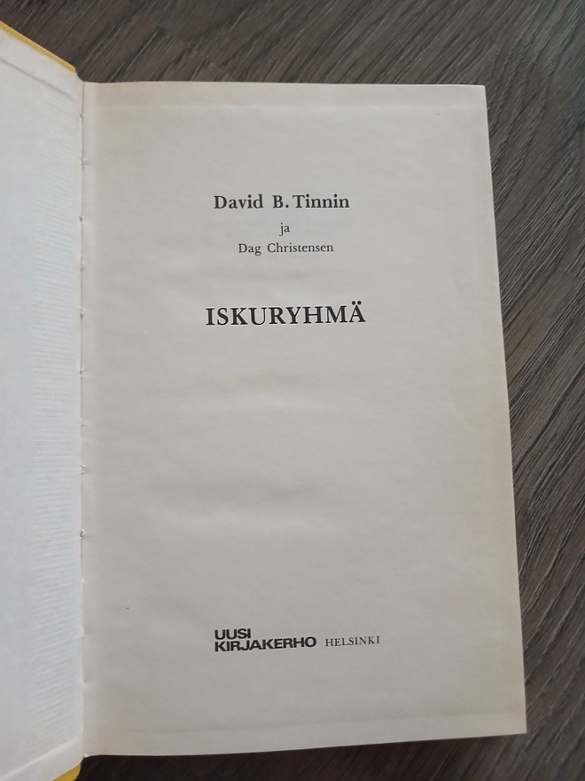 Iskuryhmä keltainen kovakantinen
