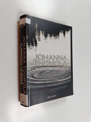 Johanna Tuomola : Tummissa vesissä : jännitysromaani