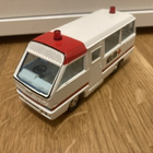 Isuzu ambulanssi pienoismalli. Made in Japan. Tomica Dandy - pikkukuva 1