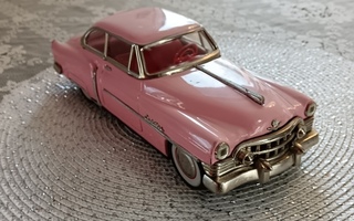 Upea1950 luvulta oleva Cadillac  pelti auto 28 cm pitkä