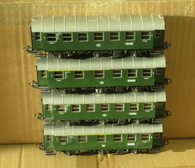 Märklin 2 vanhaa paikallisliikenne matkustajavaunua