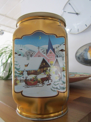 VANHA VUODENAJAT KAHVIPURKKI