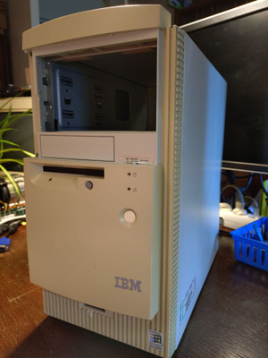 IBM Aptiva mATX tietokonekotelo ja korppuasema