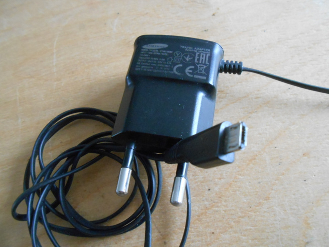 Samsung alkuperäinen matkalaturi, Micro USB.