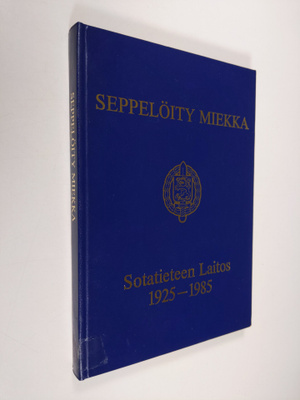 Mikko Viitasalo ym. : Seppelöity miekka - Sotatieteen lai...