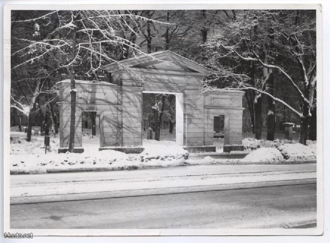 Helsinki Vanhan kirkon portti 1959