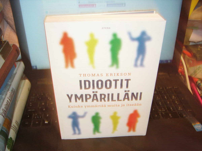 Erikson : Idiootit ympärilläni ( 9 p. 2018 ) sis. postikulun