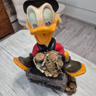 Massiivinen Disney Roope Ankka -keräilypatsas (52 cm / 5 kg) - pikkukuva 1