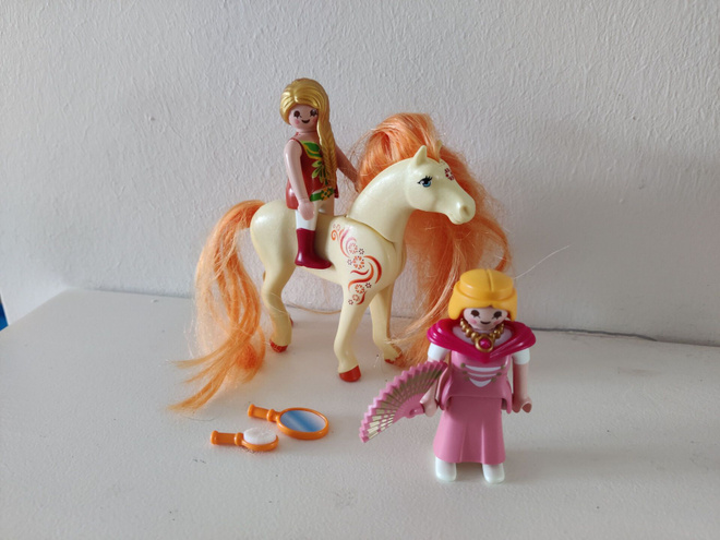 Playmobil nuket ja hevonen