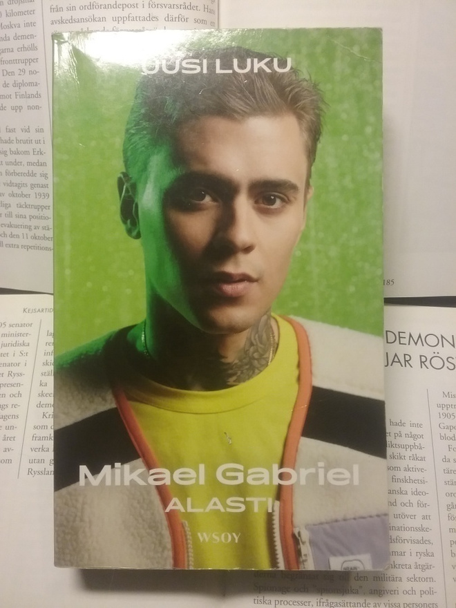 Mikael Gabriel: Alasti (pokkari)