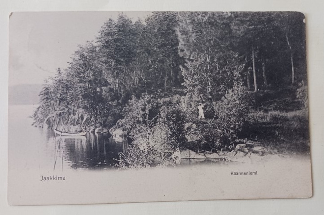 Jaakkima, Käärmeniemi, leidi poimii lehdeksiä, p. 1908