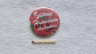 Susanna Huovinen Eduskuntaan Rintanappi