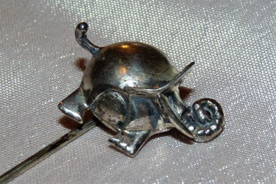 Hopeinen norsu solmioneula