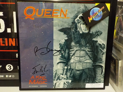 QUEEN - A KIND OF MAGIC LP BRYAN MAY + JIM BEACH SIGNEERAUKS