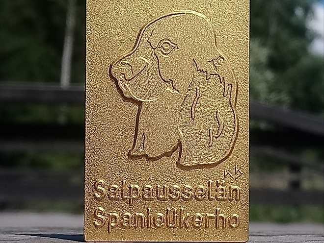 Koira merkki. Kullanvärinen, Valmistajan leimalla. Koko - 50