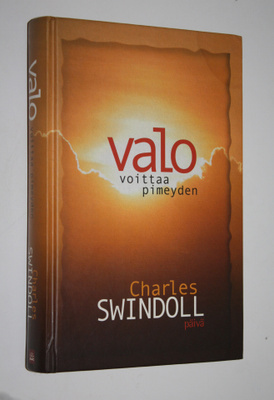 Charles R Swindoll : Valo voittaa pimeyden : ristin murhe...