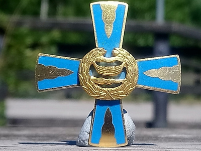 Uudenmaan Prikaatin risti. Valmistajan leimalla. Halkaisija