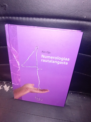 Airi Oja : Numerologiaa rautalangasta ( SIS POSTIKULU )