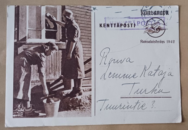 Lotat pesemässä ikkunoita, Kenttäpostia p. 1942