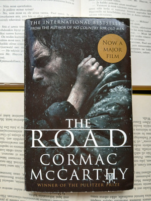 Cormac McCarthy - The Road (paperback)