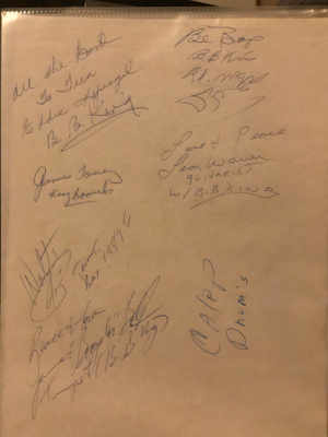 B.B. Kingin bändin nimikirjoitukset paperilla