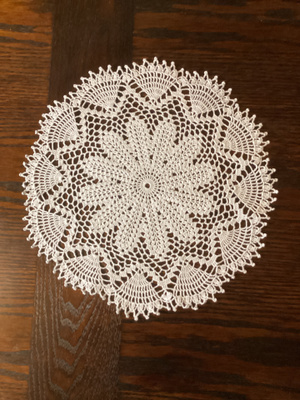 Pitsiliina (virkattu valk.kalalanka)Läpimitta 39cm