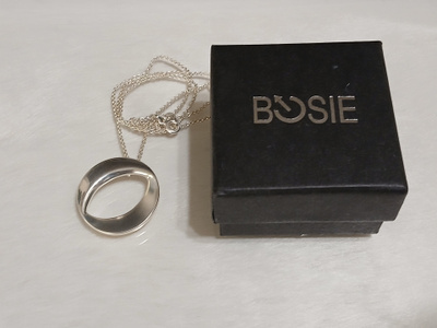 Design Bosie Hopea riipus ketjulla 925
