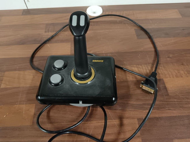 Gravis retro joystick, pc peliohjain