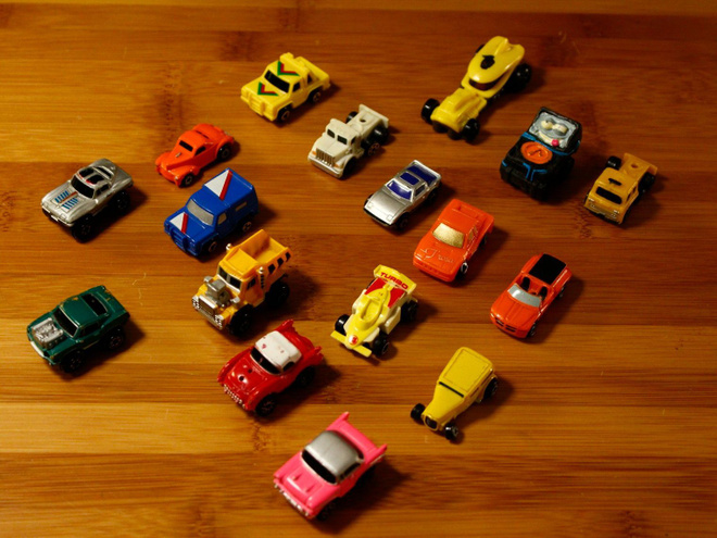 17 kpl micro machines tyylistä pikkuautoa