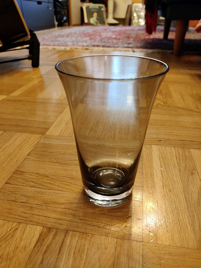 Harmaa kotimainen (?) maljakko