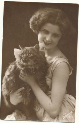 Neidolla kissa sylissä - kulk. 1932