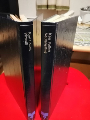 Kaksi Ken Follettin jännityskirjaaa