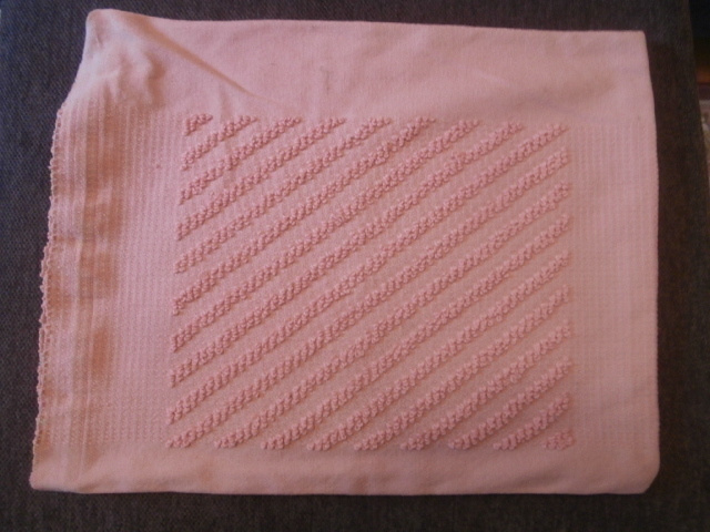 TYYNYNPÄÄLLINEN  3.  VANHA PUUTERINVÄRINEN SOHVATYYNYNP.