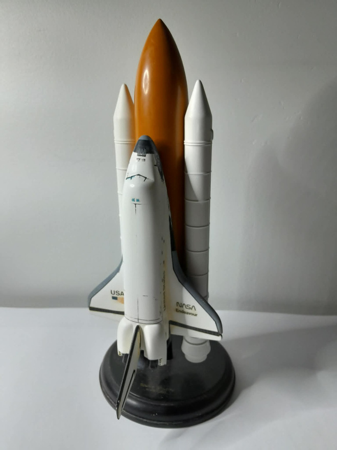 Nasa Endeavour 31 cm Hanlet International 90-luku puu/muovi