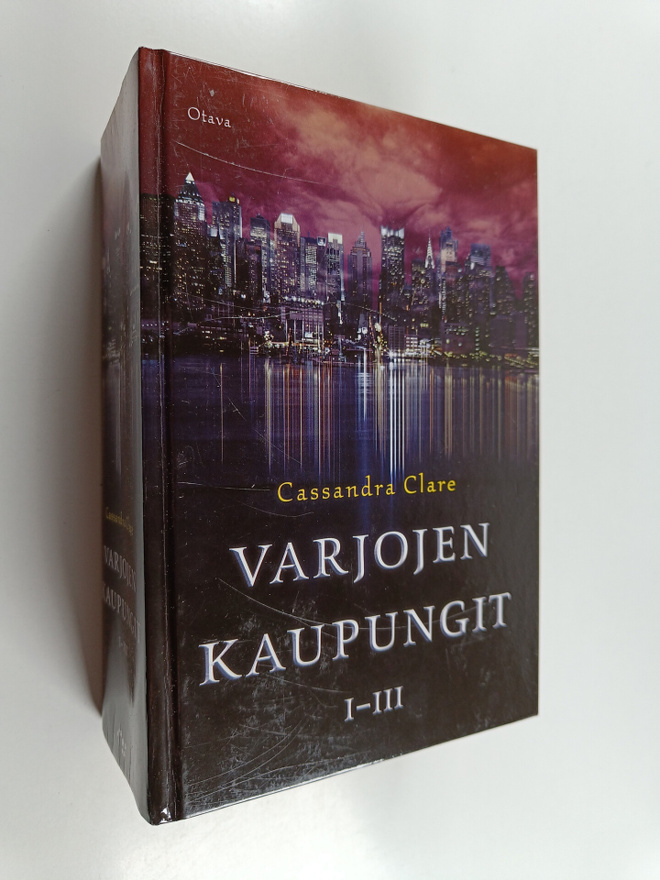 Cassandra Clare : Varjojen kaupungit 1-3 ; Luukaupunki ; ...