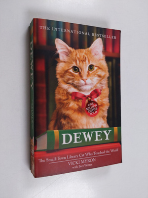 Bret Witter ym. : Dewey - The Small-town Library Cat who ...