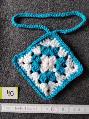 Alina´s Handmade virkattu avaimenperä airpodin suojakoteloon