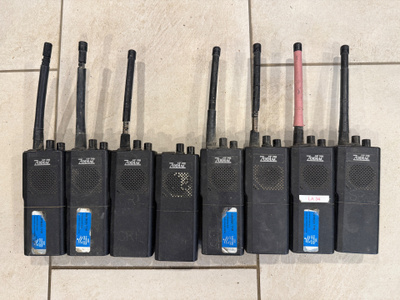 Zodiac radiopuhelimia ja Motorola laturi